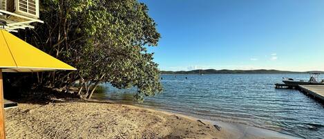 Ubicación cercana a la playa, tumbonas y toallas de playa
