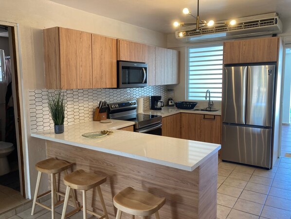 ثلاجة، ميكروويف، موقد طهي مسطح، ماكينة لصنع القهوة/الشاي