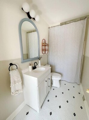 Duschwanne, Haartrockner, Handtücher, Seife