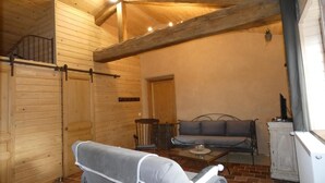 Ein gemütliches Wohnzimmer mit einer Couch, einem Couchtisch und einem Kamin.