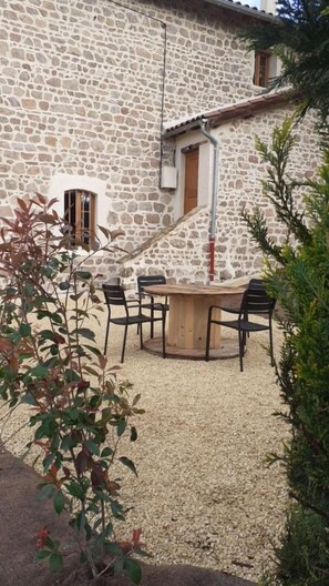 Outdoor dining - Le Relais d'Avauges - SAINT-ROMAIN-DE-POPEY (SAINT-ROMAIN-DE-POPEY)