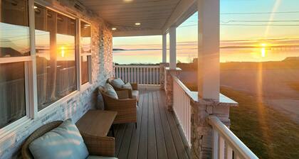 Beachfront w/ Hot Tub, Sauna, Pool, Fire pits, Grill & Panoramic Views