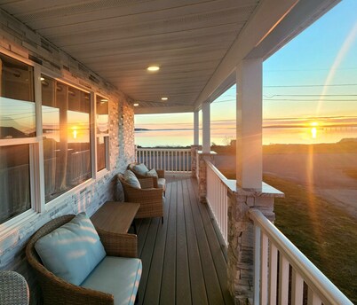 Beachfront w/ Hot Tub, Sauna, Pool, Fire pits, Grill & Panoramic Views