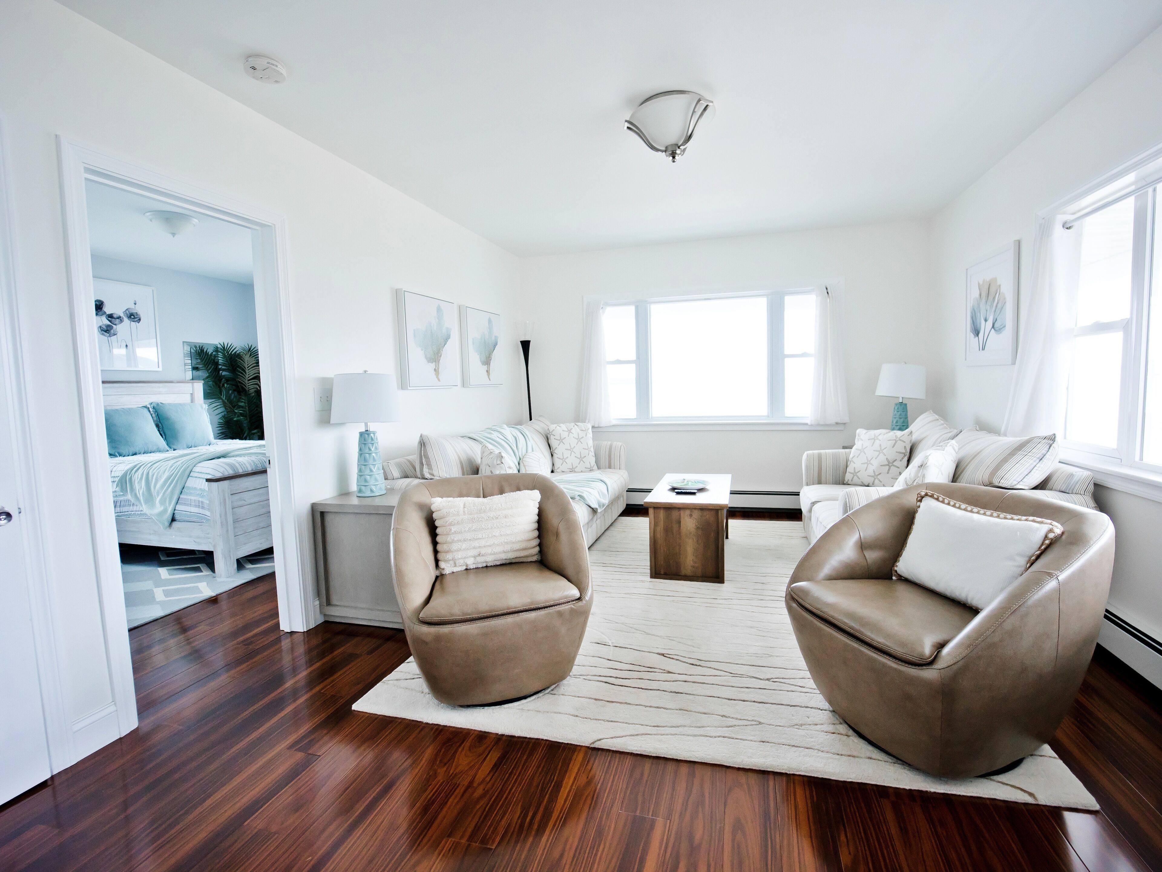 Smart-TV, Tischfußball, Bücher