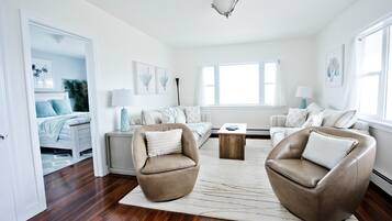 Smart-TV, Tischfußball, Bücher