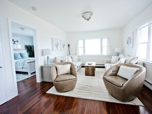 Téléviseur connecté, table de baby-foot, livres