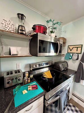 Frigorífico, microondas, horno y placa de cocina