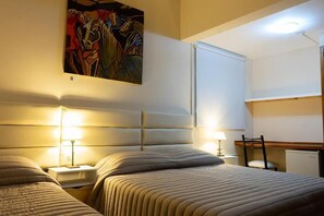 Escritorio, sistema de insonorización y wifi gratis