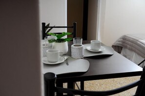 32-inch flat-screen TV with digital channels, Netflix - APARTHOUSE MENDOZA (Mendoza)