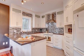 Køleskab, mikrobølgeovn, ovn, kogeplade