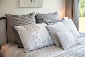 4 bedrooms, iron/ironing board, WiFi, bed sheets - Edge of Lake Lovering - Spa - Calypso (Memphrémagog)