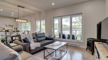 Tv, eldstad och dvd-spelare