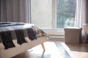 5 bedrooms, iron/ironing board, WiFi, bed sheets