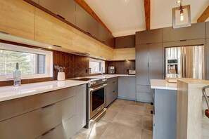 Refrigerador, microondas, horno, placa de cocina