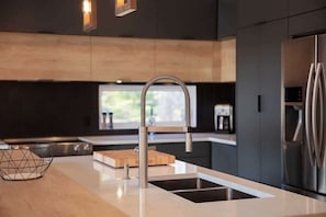 Geladeira, micro-ondas, fogão, cooktop