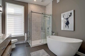 Dusche, Haartrockner, Handtücher
