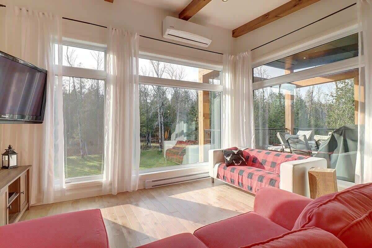 Télévision, cheminée, baby-foot