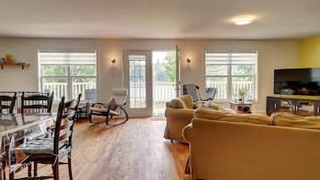 Una televisión, una chimenea