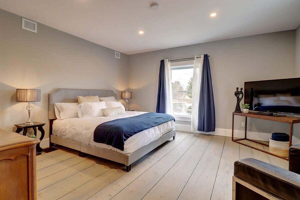 5 bedrooms, iron/ironing board, WiFi, bed sheets