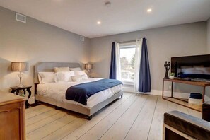 5 bedrooms, iron/ironing board, WiFi, bed sheets