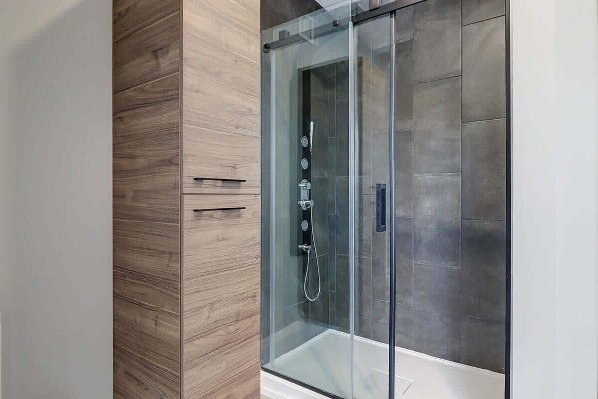 Douche, séchoir à cheveux, serviettes fournies