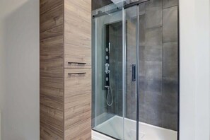 Douche, séchoir à cheveux, serviettes fournies
