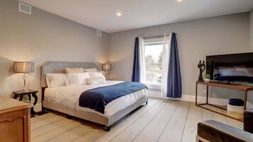 8 bedrooms, iron/ironing board, WiFi, bed sheets