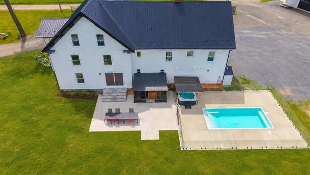 A two-story house with a swimming pool, a covered patio, and a driveway. - Access to the river - Spa - Inground pool (Cookshire-Eaton)