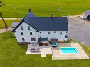A two-story house with a swimming pool, a covered patio, and a driveway. - Access to the river - Spa - Inground pool (Cookshire-Eaton)