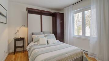 4 bedrooms, iron/ironing board, WiFi, bed sheets