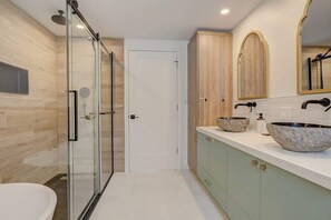 Badewanne, Haartrockner, Handtücher
