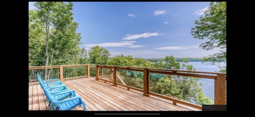 Cobby House  2 bedroom + Loft. (Just installed new 16 x 16  dock)