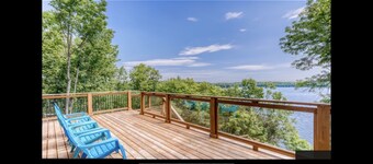 Cobby House  2 bedroom + Loft. (Just installed new 16 x 16  dock)