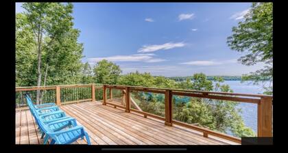 Cobby House 2 bedroom + Loft. (Just installed new 16 x 16 dock)