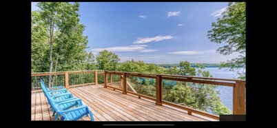 Cobby House  2 bedroom + Loft. (Just installed new 16 x 16  dock)