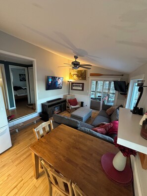 Smart TV, video games - Cobby House  2 bedroom + Loft. (Just installed new 16 x 16  dock) (Tichborne)