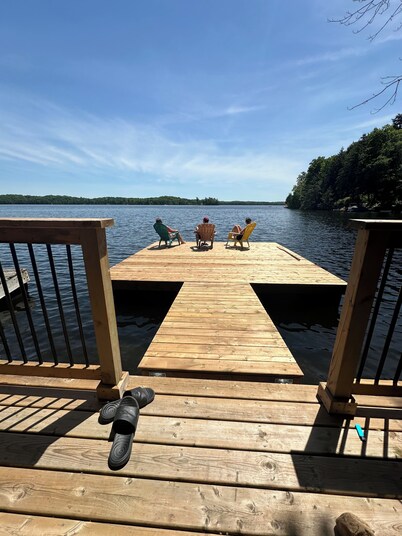 Cobby House  2 bedroom + Loft. (Just installed new 16 x 16  dock)