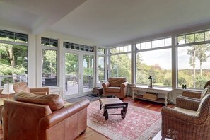 Fernseher, Kamin, DVD-Player, Stereoanlage