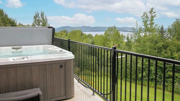 A hot tub on a balcony with a view of a lake and mountains. - Owl's Head - Inground Pool - Spa - View - Méridien (Mansonville)