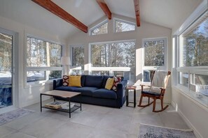 Fernseher, Kamin, DVD-Player, Stereoanlage