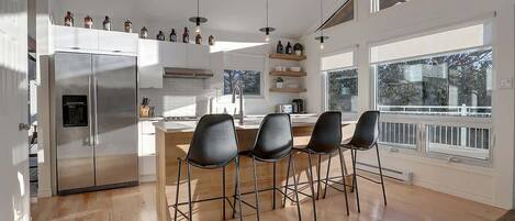 Frigorifero, microonde, forno, piano cottura