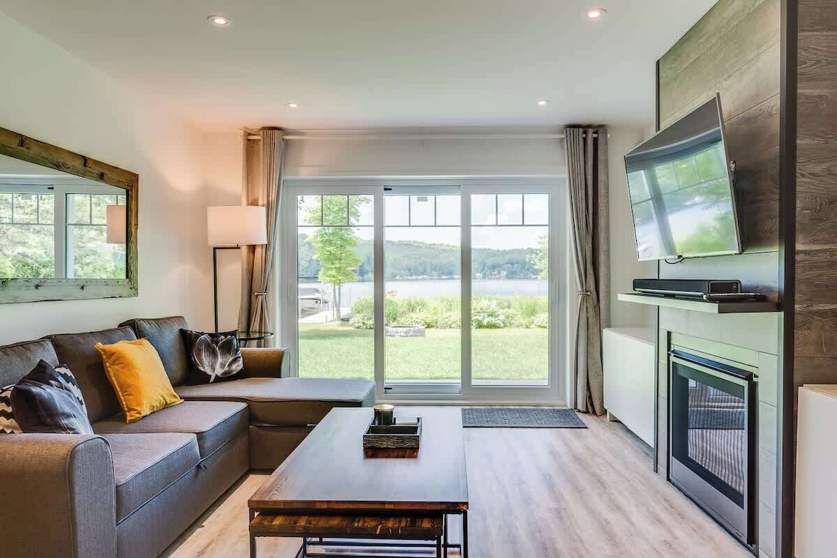 Télévision, cheminée, chaîne hi-fi