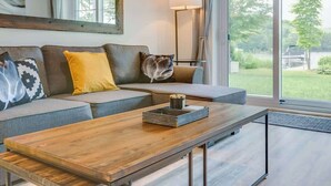 Ein modernes Wohnzimmer mit einer Couch, einem Couchtisch und einer Lampe.