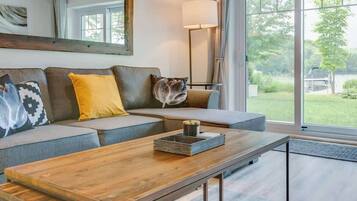 Tv, eldstad och en stereo