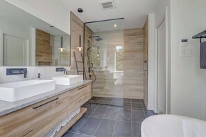 Douche, séchoir à cheveux, serviettes fournies