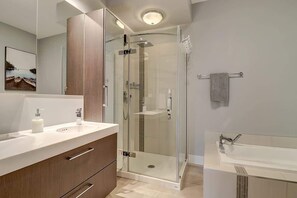 Badewanne, Haartrockner, Handtücher, Toilettenpapier