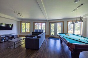 Televisie, een open haard, een dvd-speler en een kantoor