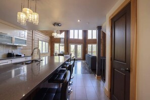 Kylskåp, mikrovågsugn, ugn och spishäll