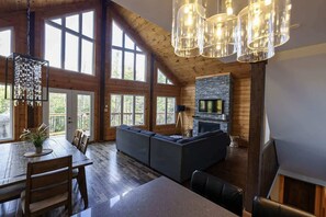 Tv, eldstad, dvd-spelare och kontor