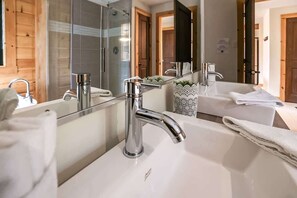 Douche, sèche-cheveux, serviettes fournies